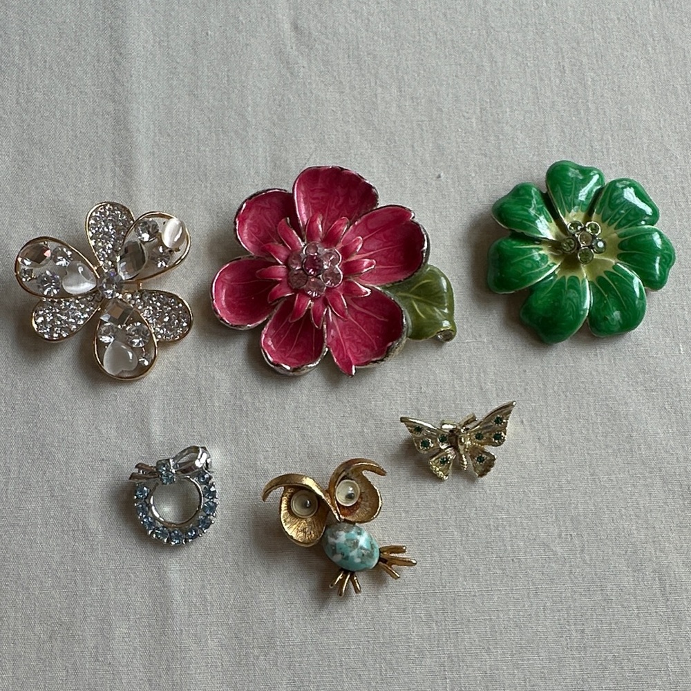 Lot of vintage brooches.